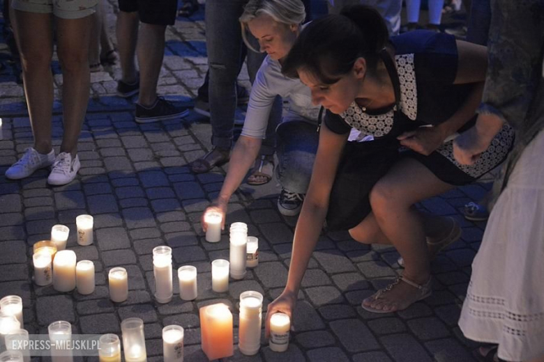 Protest przed budynkiem sądu w Środzie Śląskiej