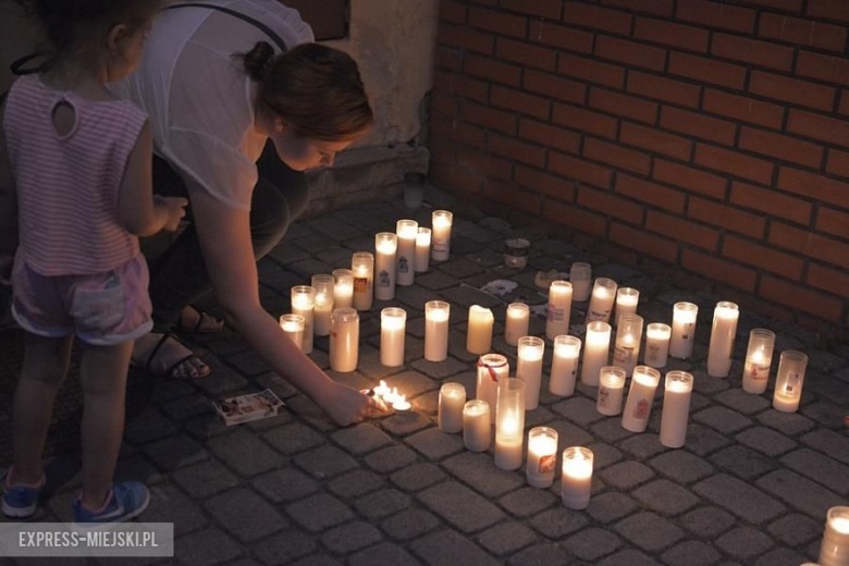Protest przed budynkiem sądu w Środzie Śląskiej