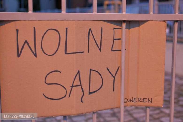 Protest przed budynkiem sądu w Środzie Śląskiej