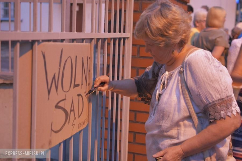 Protest przed budynkiem sądu w Środzie Śląskiej