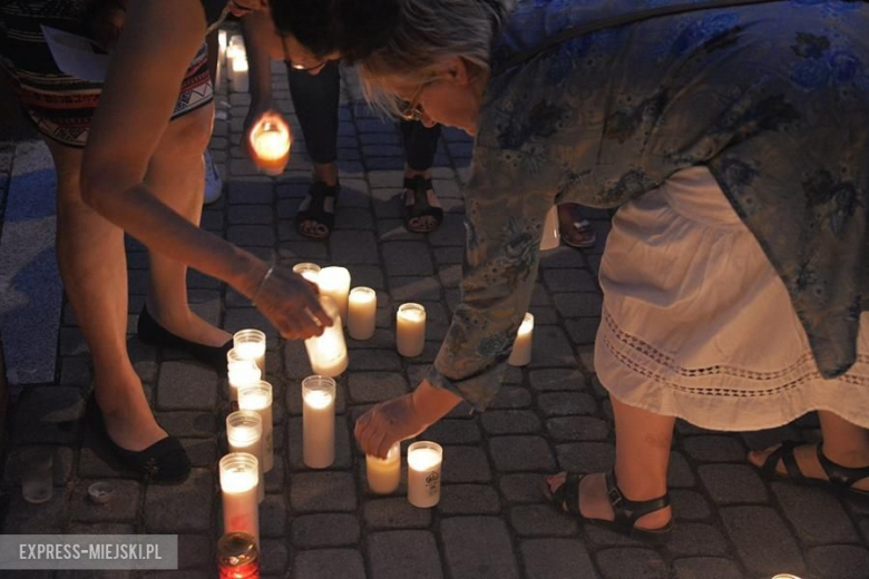 Protest przed budynkiem sądu w Środzie Śląskiej