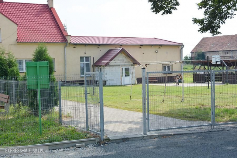 Teren przy świetlicy wiejskiej w Krynicznie