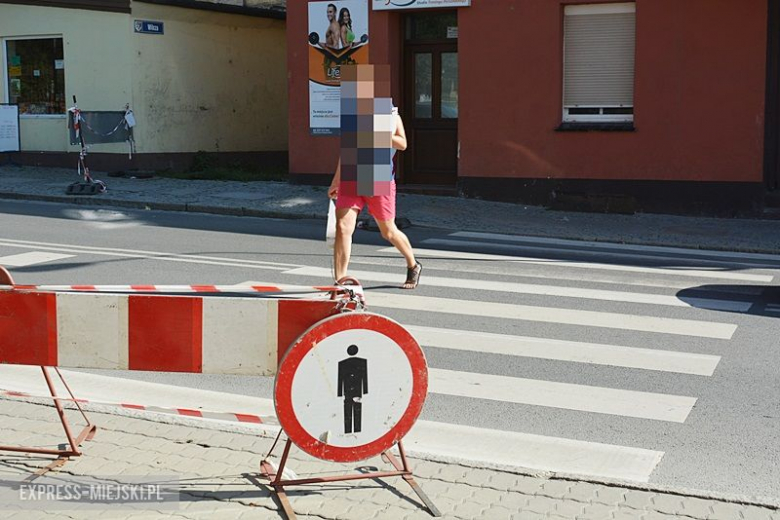 Budynek stwarza zagrożenie dla pieszych