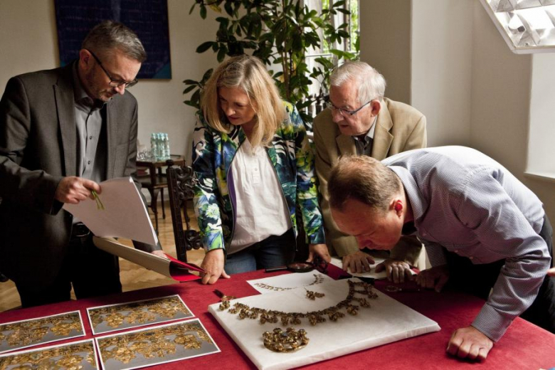 Badacze oglądają Skarb Średzki