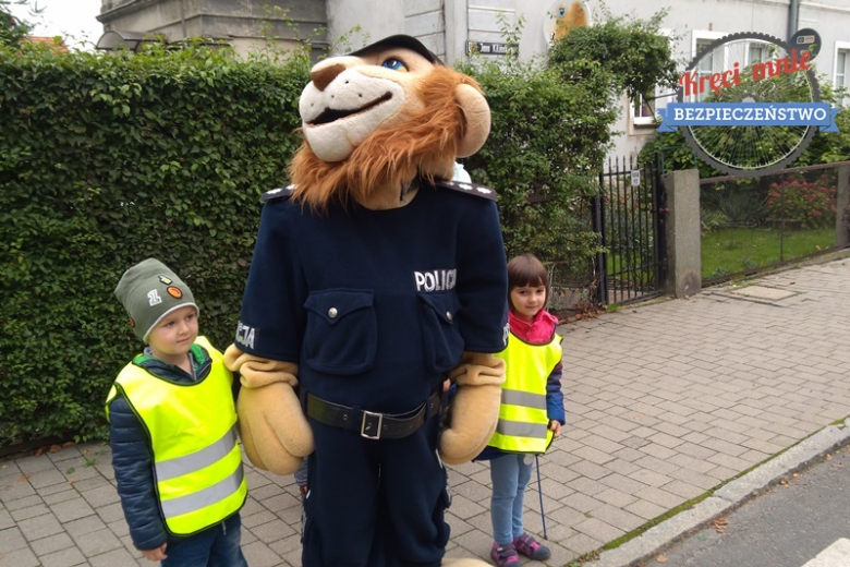 Przedszkolaki uczyły się przechodzić przez jezdnię