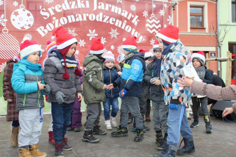 Występy przedszkolaków na jarmarku