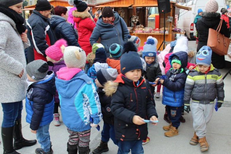 Występy przedszkolaków na jarmarku