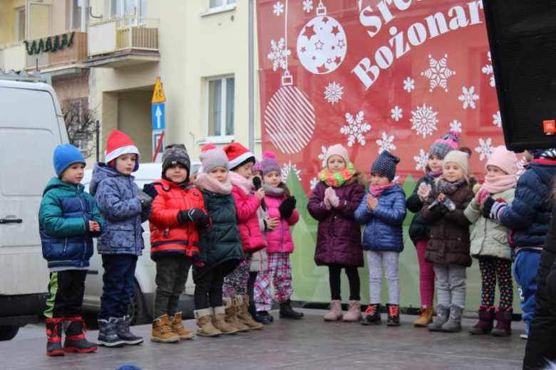 Występy przedszkolaków na jarmarku