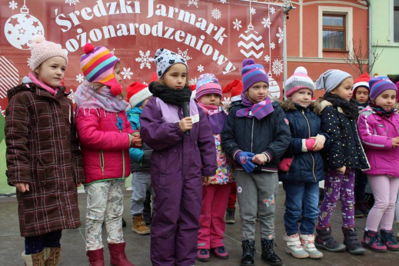 Występy przedszkolaków na jarmarku