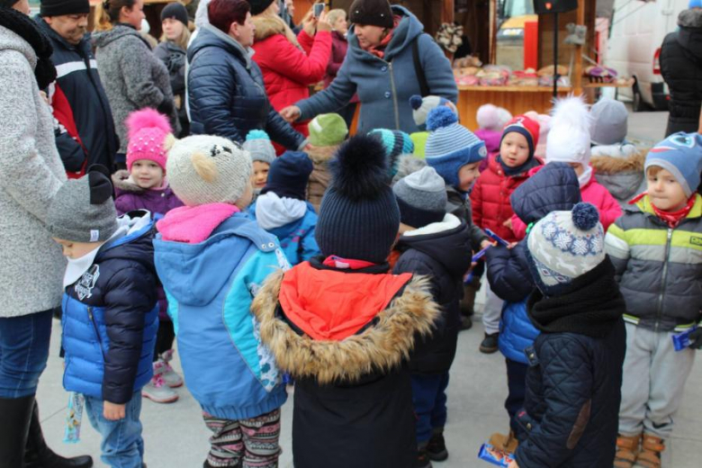 Występy przedszkolaków na jarmarku