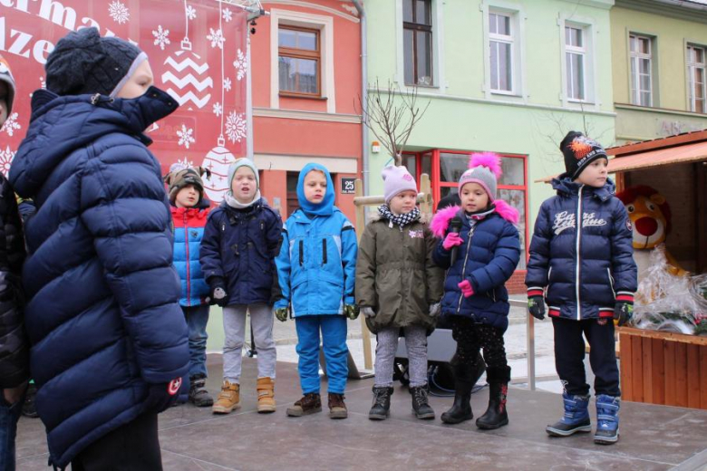 Występy przedszkolaków na jarmarku