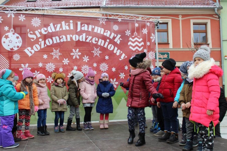 Występy przedszkolaków na jarmarku