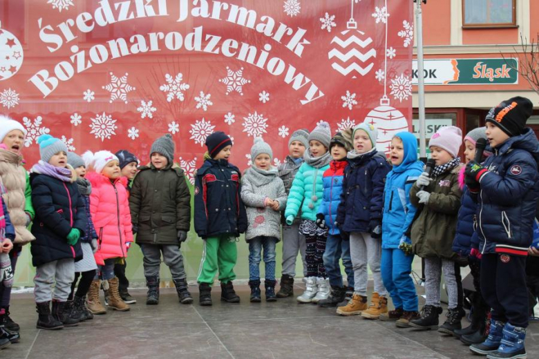 Występy przedszkolaków na jarmarku