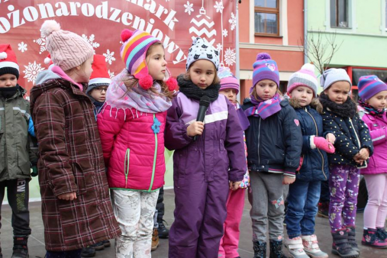 Występy przedszkolaków na jarmarku