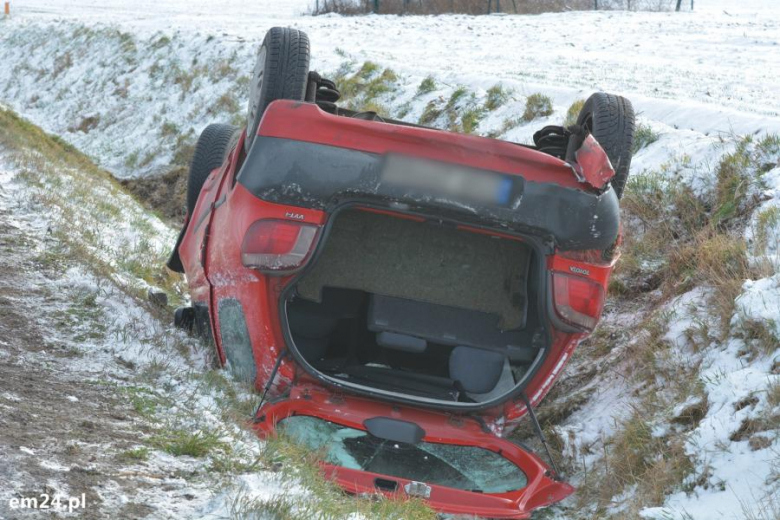 Auto osobowe dachowało koło Środy Śląskiej
