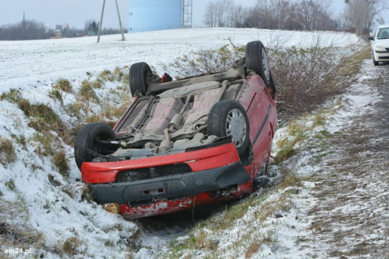 Auto osobowe dachowało koło Środy Śląskiej