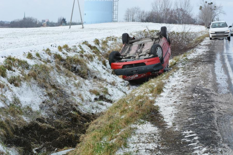 Auto osobowe dachowało koło Środy Śląskiej