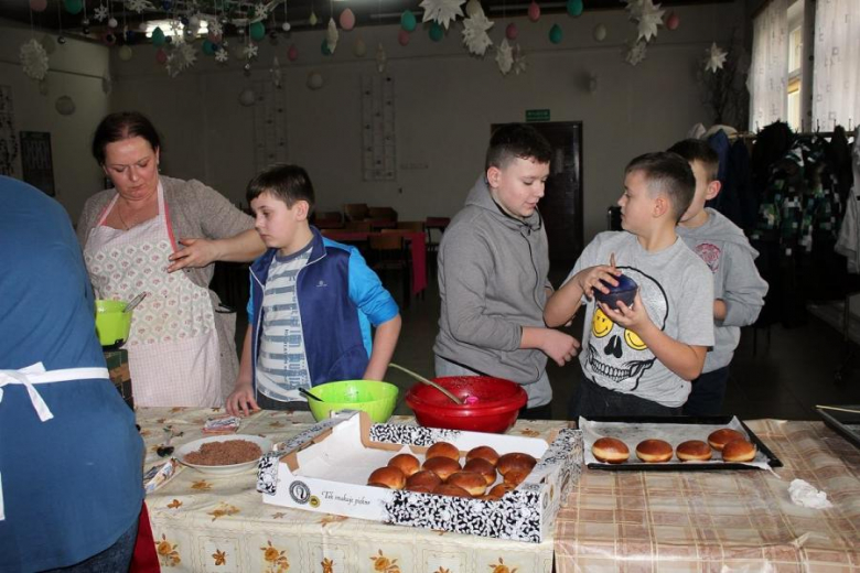 Wspólne pieczenie pączków Juszczynie