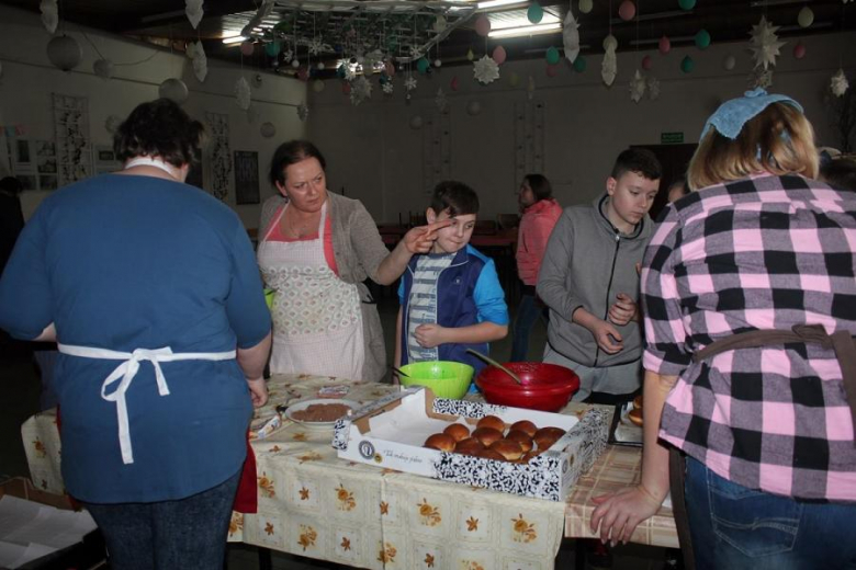 Wspólne pieczenie pączków Juszczynie