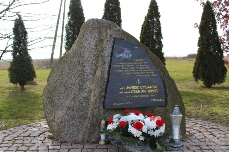 Złożenie kwiatów pod pomnikiem w Jarostowie