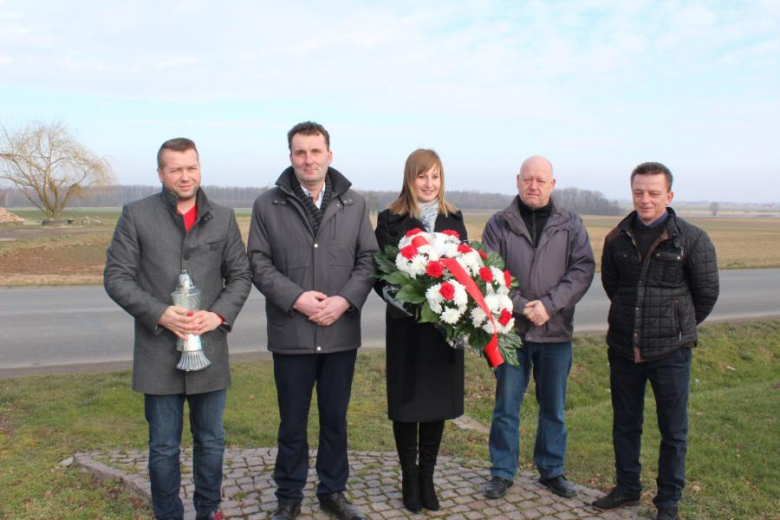 Złożenie kwiatów pod pomnikiem w Jarostowie