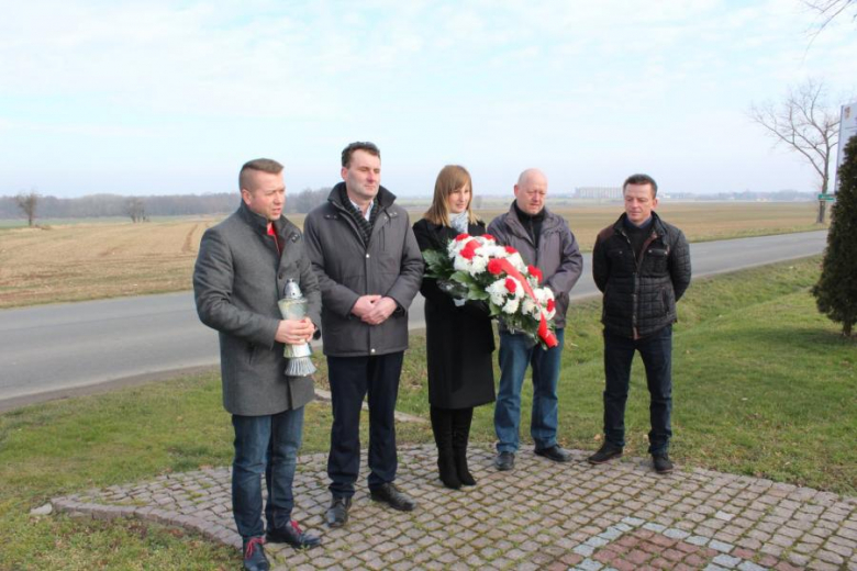 Złożenie kwiatów pod pomnikiem w Jarostowie