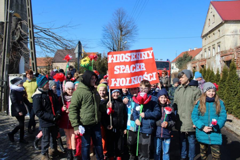 Kolorowa parada uczniów z Udanina