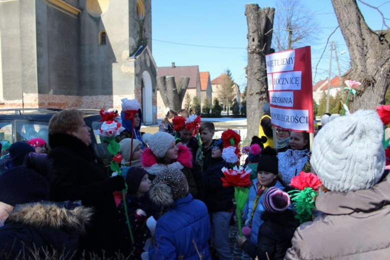 Kolorowa parada uczniów z Udanina
