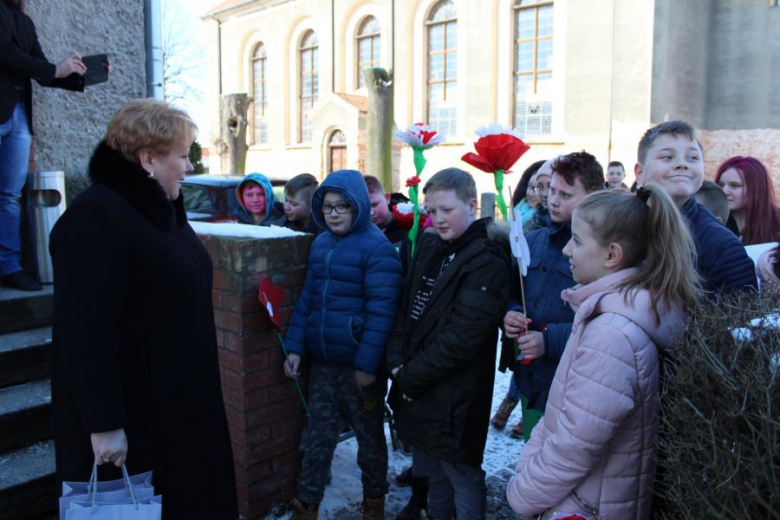 Kolorowa parada uczniów z Udanina