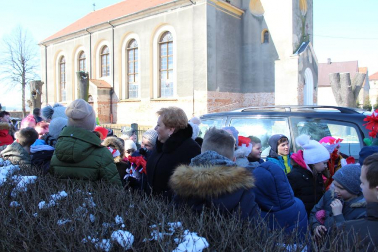 Kolorowa parada uczniów z Udanina