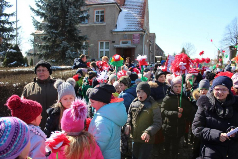 Kolorowa parada uczniów z Udanina
