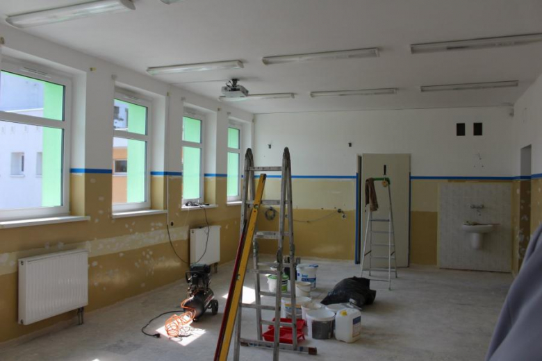 Remont w szkole podstawowej w Ujeździe Górnym