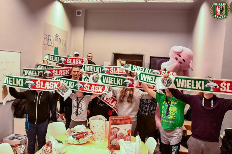 Odwiedziny kibiców w średzkim domu dziecka