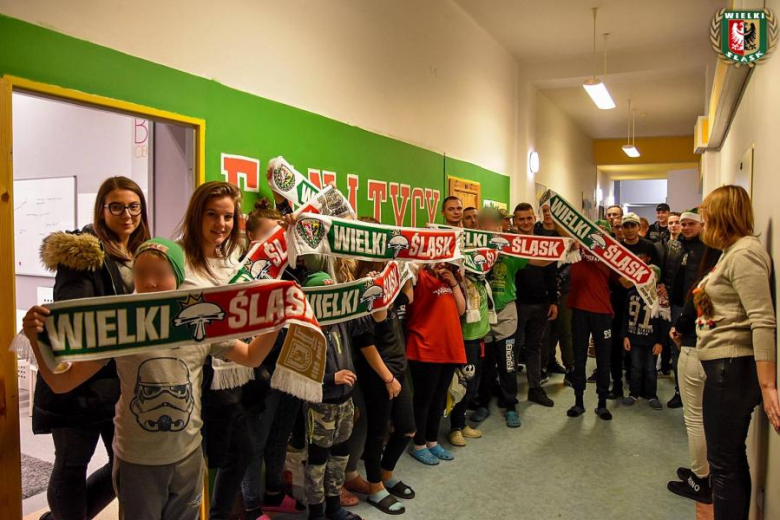 Odwiedziny kibiców w średzkim domu dziecka