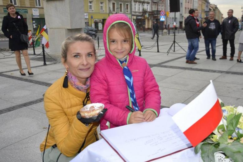 Różne osoby wpisały się do Średzkiej Kapsuły Myśli