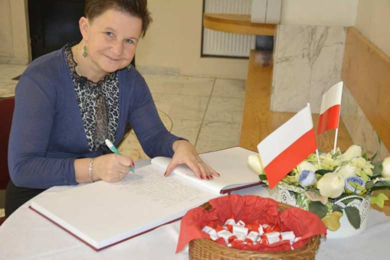 Różne osoby wpisały się do Średzkiej Kapsuły Myśli