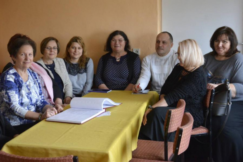 Różne osoby wpisały się do Średzkiej Kapsuły Myśli