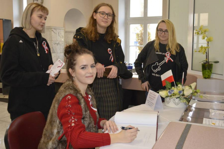 Różne osoby wpisały się do Średzkiej Kapsuły Myśli