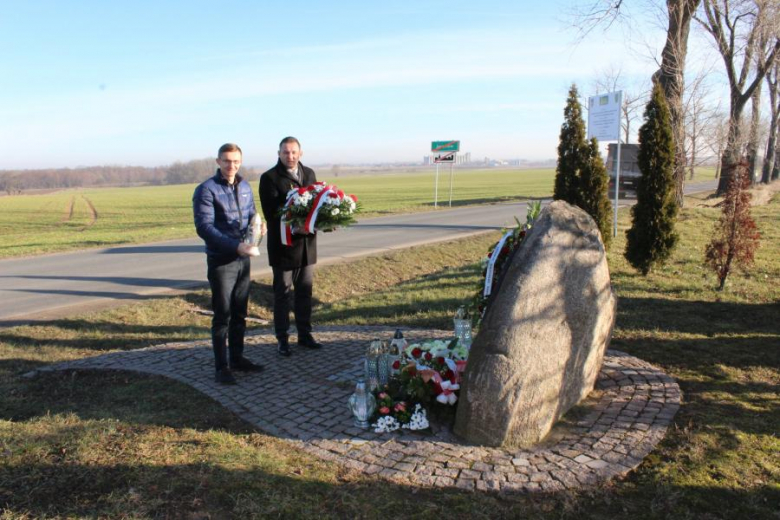 Pod pomnikiem złożone zostały kwiaty