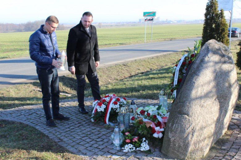 Pod pomnikiem złożone zostały kwiaty