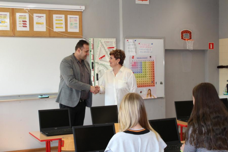 Przekazanie sprzętu dla uczniów