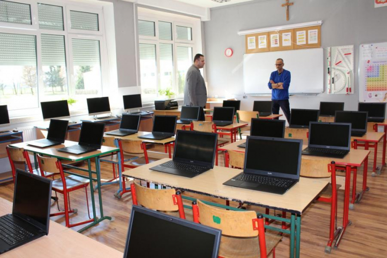 Przekazanie sprzętu dla uczniów