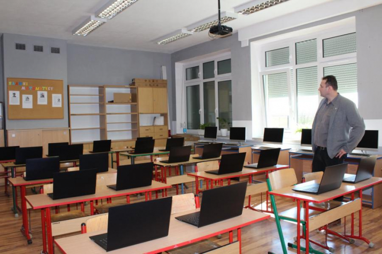 Przekazanie sprzętu dla uczniów