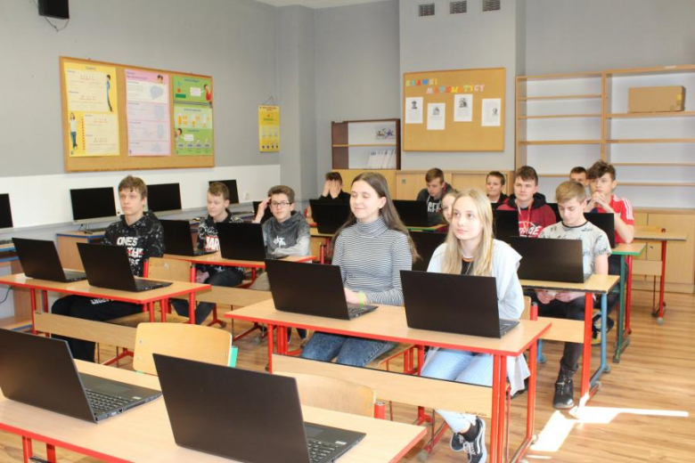 Przekazanie sprzętu dla uczniów