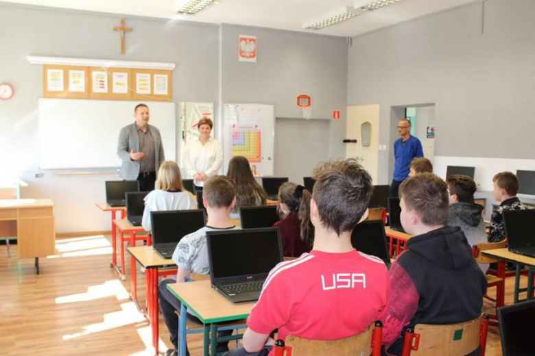 Przekazanie sprzętu dla uczniów