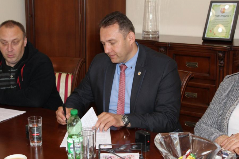 Podpisanie umowy i przekazanie placu budowy.