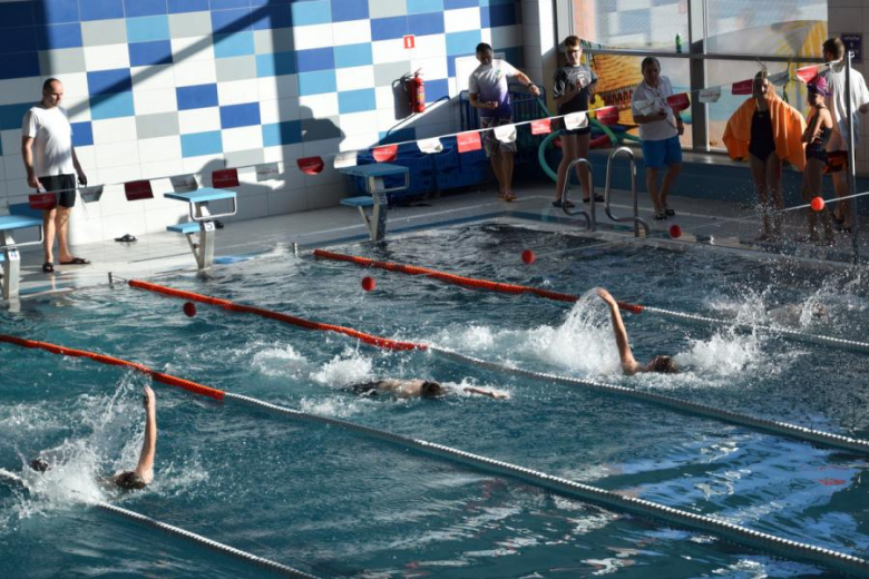 Już po raz ósmy w Średzkim Parku Wodnym zorganizowano Mikołajkowe Zawody Pływackie dla uczniów szkół