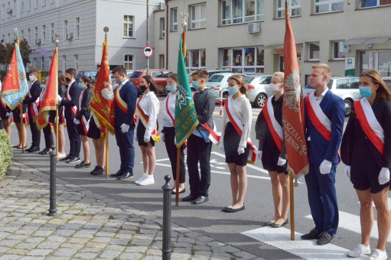 Złożenie kwiatów pod pomnikiem w Środzie Śląskiej