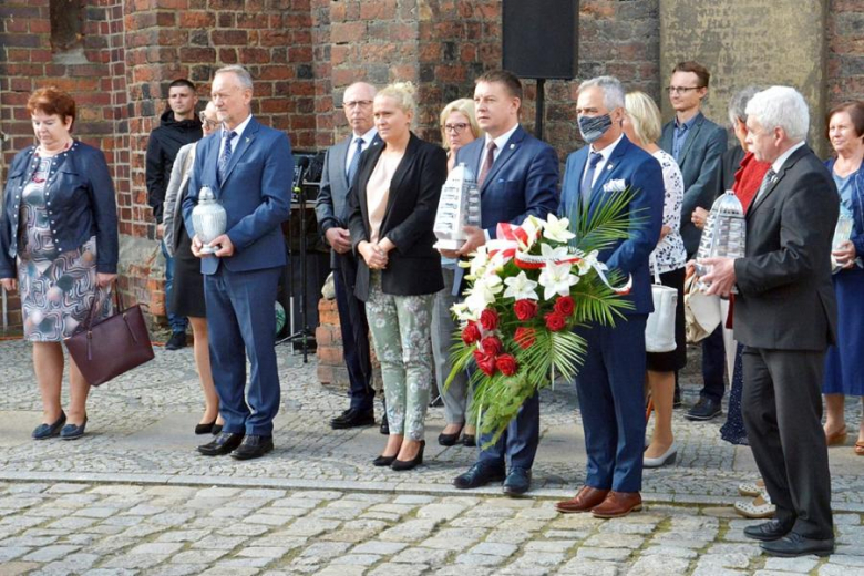 Złożenie kwiatów pod pomnikiem w Środzie Śląskiej