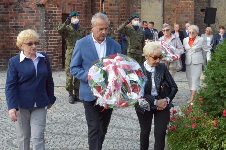 Złożenie kwiatów pod pomnikiem w Środzie Śląskiej
